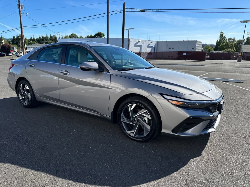 Certified 2025 Hyundai Elantra Limited FWD image 8