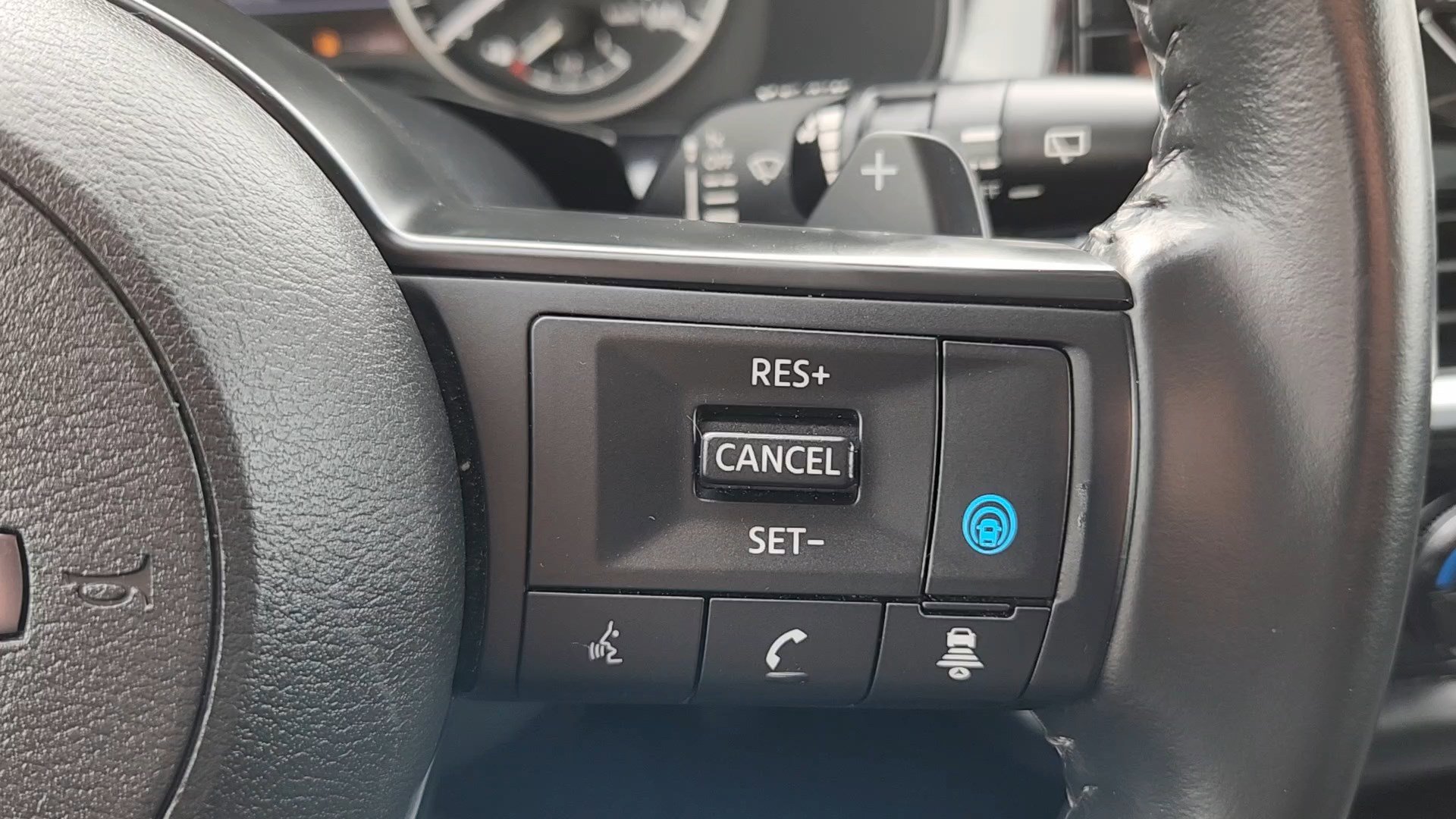 Used 2024 Nissan Pathfinder SV image 13