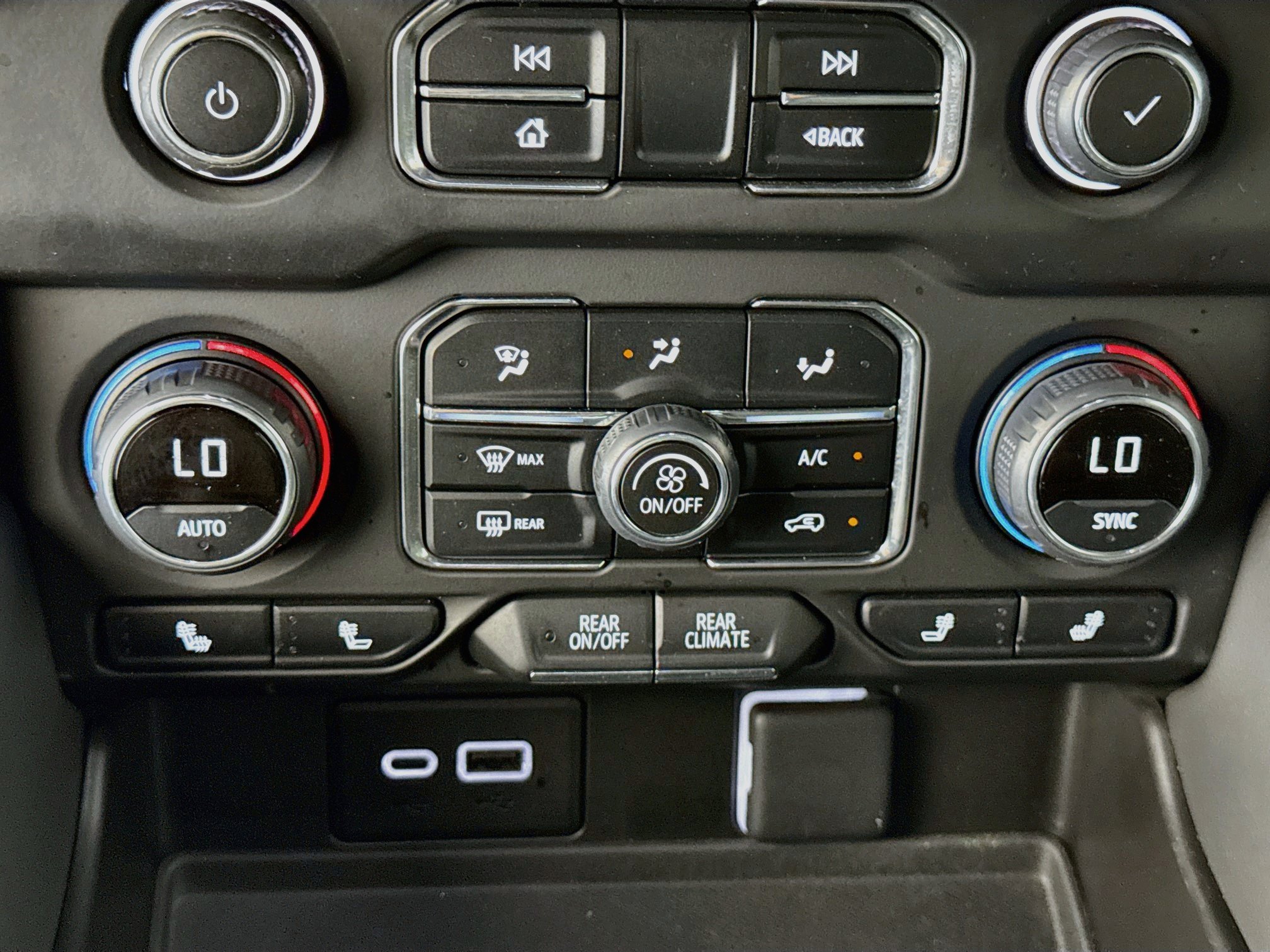 Used 2024 Chevrolet Suburban LT RWD image 18