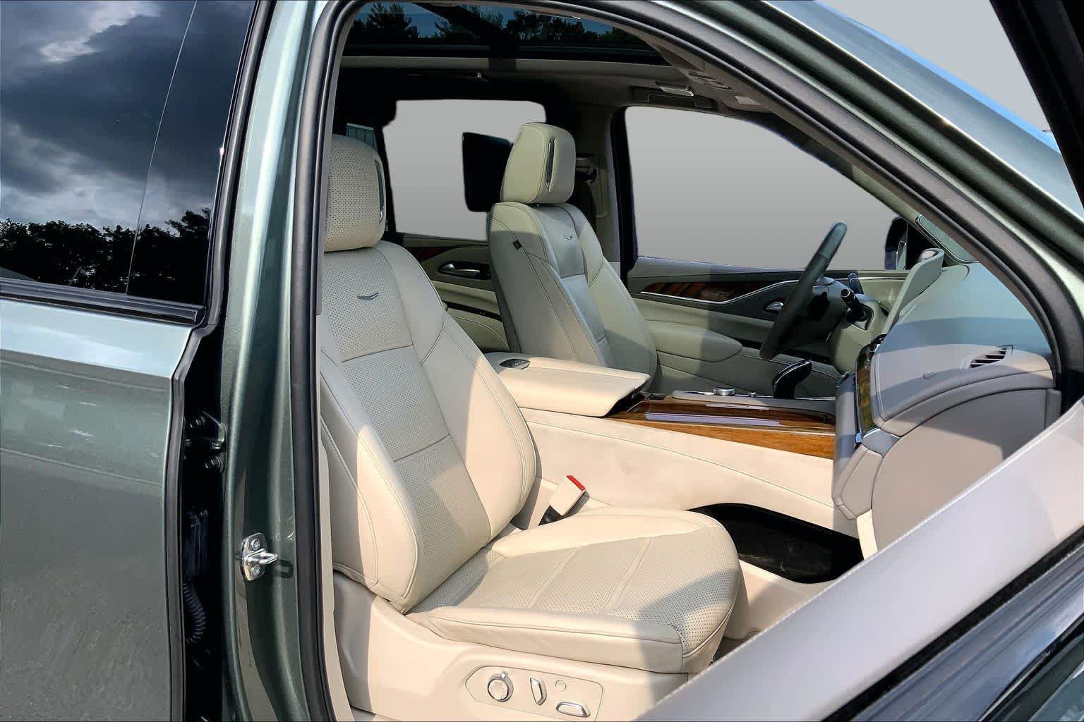Used 2023 Cadillac Escalade Sport Platinum w/ LPO, ONYX Package AWD/4WD image 8