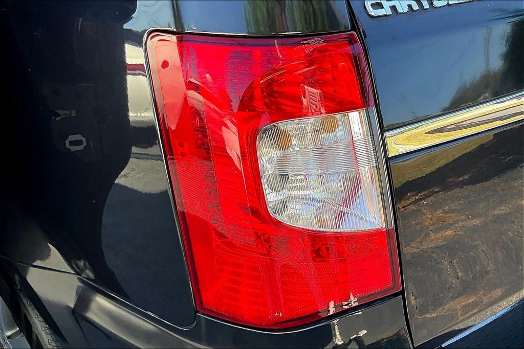 Used 2015 Chrysler Town & Country Touring FWD image 22