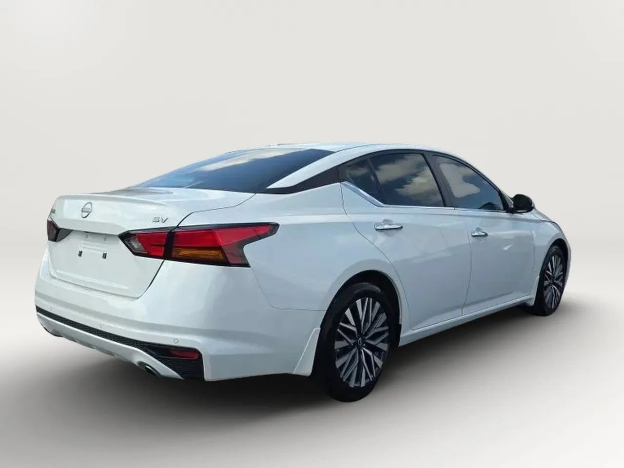 Used 2024 Nissan Altima 2.5 SV w/ SV Premium Package FWD image 7