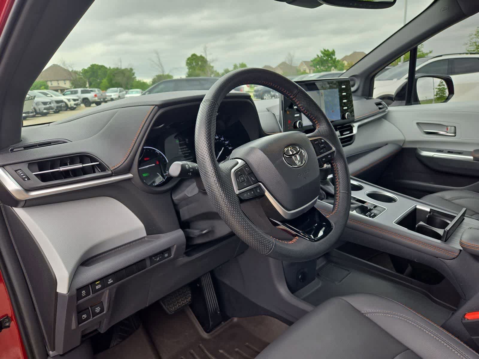 Used 2022 Toyota Sienna XSE w/ XSE Plus Package FWD image 2
