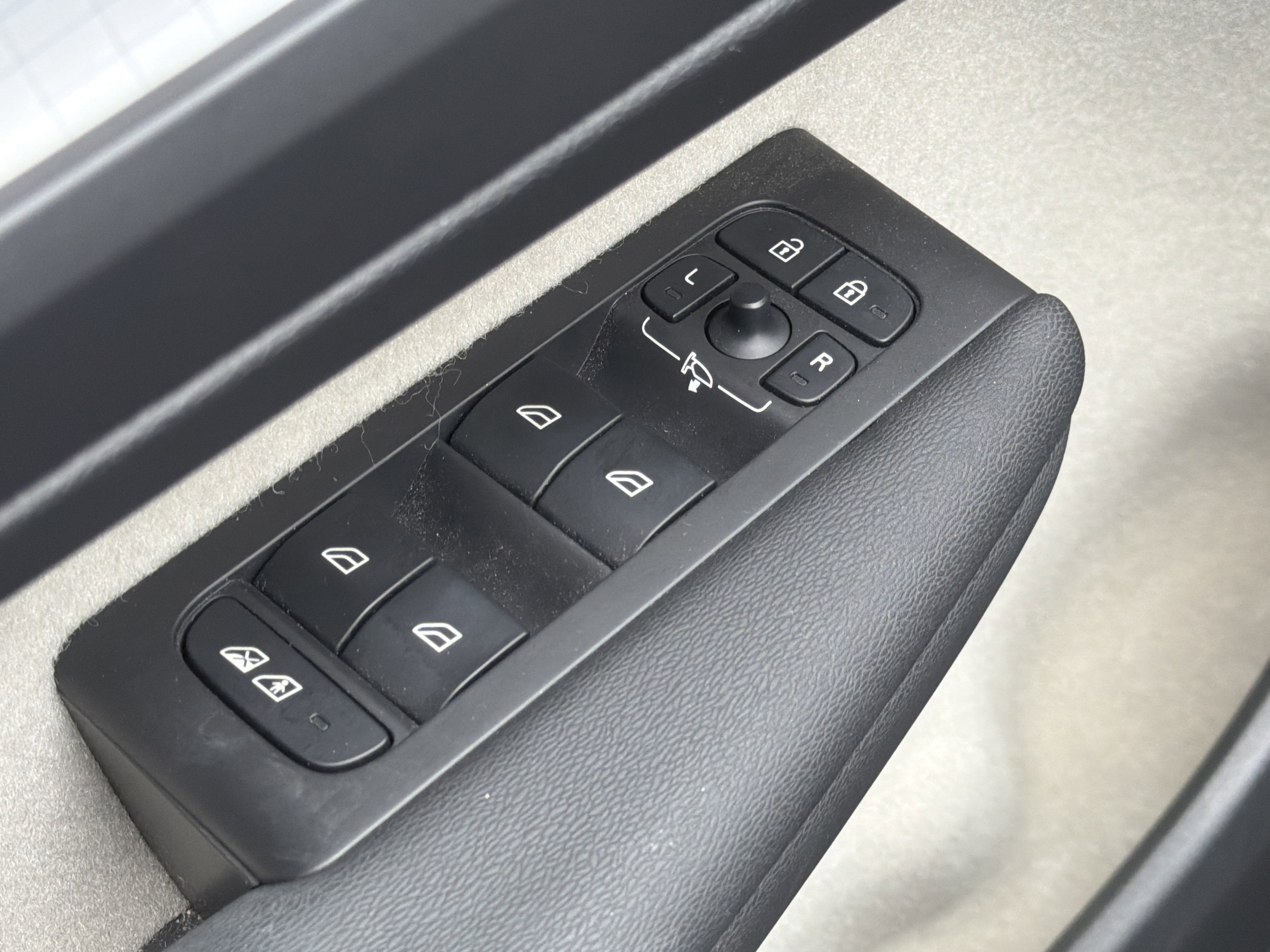 Used 2020 Volvo XC40 T5 Momentum w/ Protection Package Premier image 15