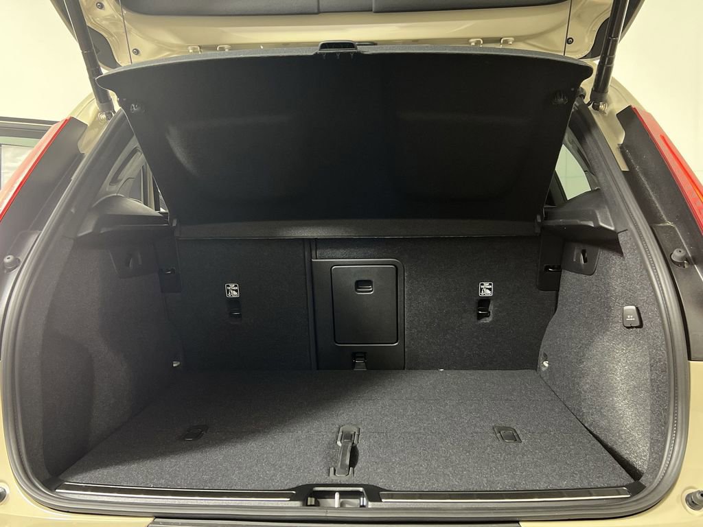 Certified 2025 Volvo XC40 B5 Plus w/ Protection Package Premier image 23