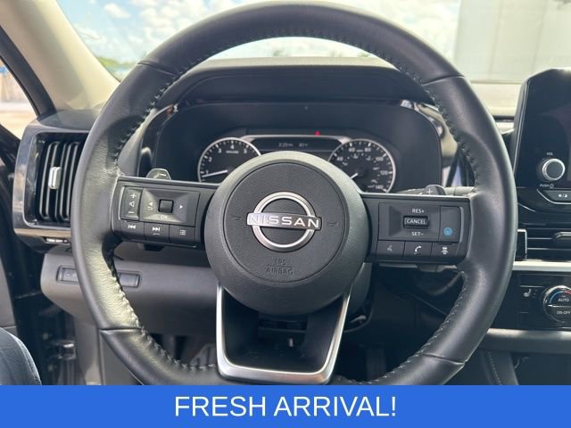 Used 2025 Nissan Pathfinder SV image 2