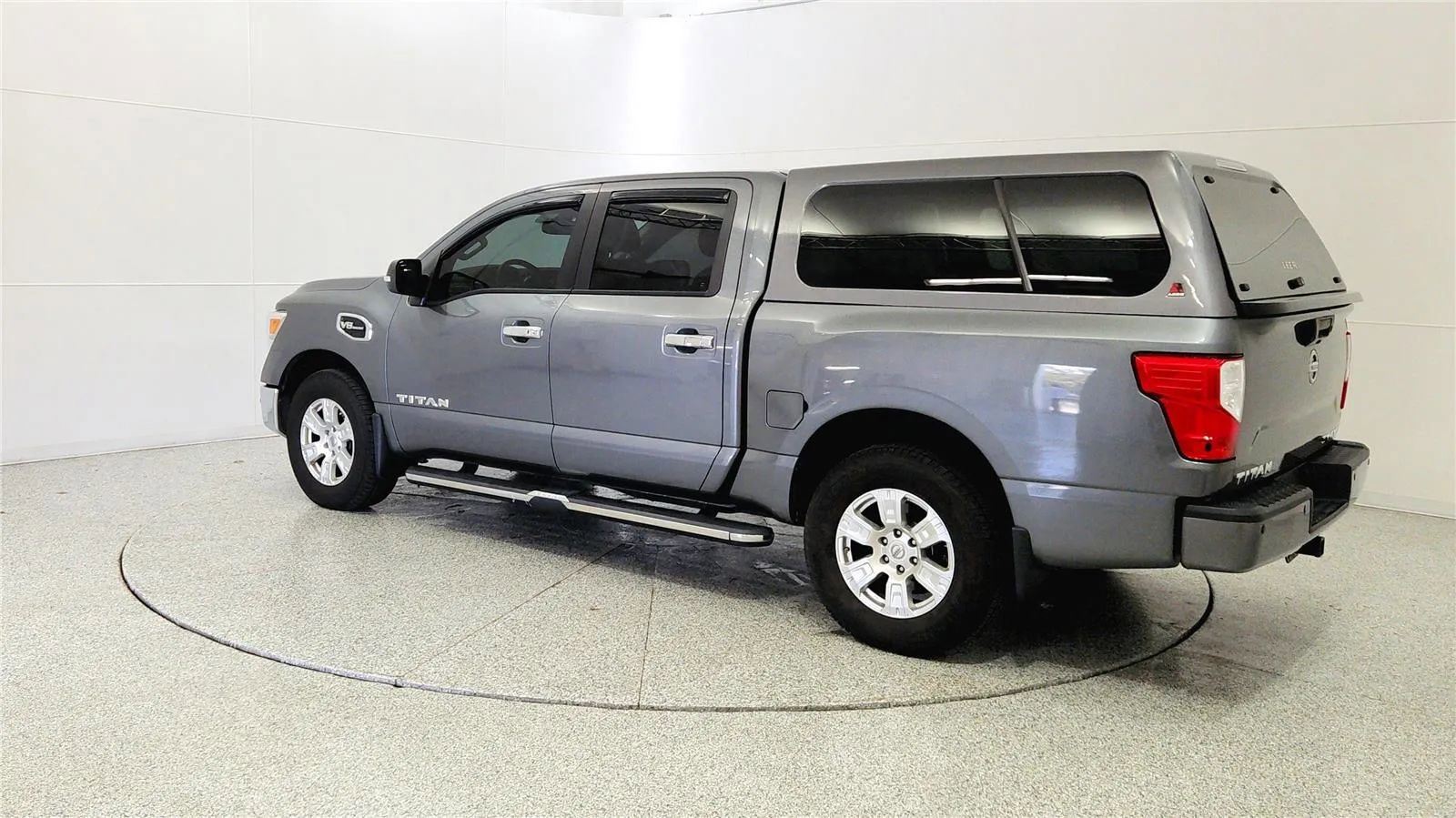 Used 2017 Nissan Titan SV AWD/4WD image 5