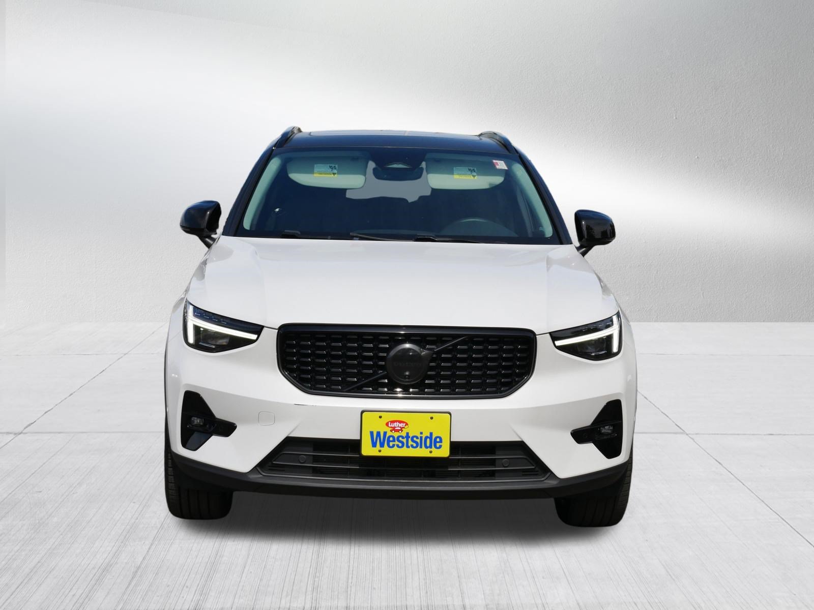 Used 2023 Volvo XC40 B5 Ultimate w/ Protection Package Premier AWD/4WD image 2