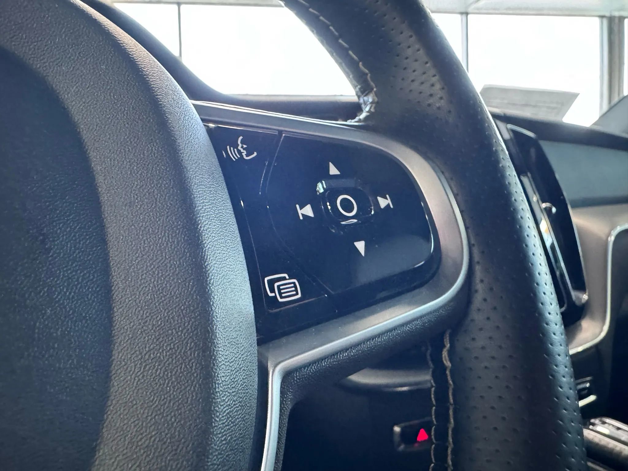 Used 2019 Volvo XC60 T5 R-Design w/ Protection Package Premier image 27