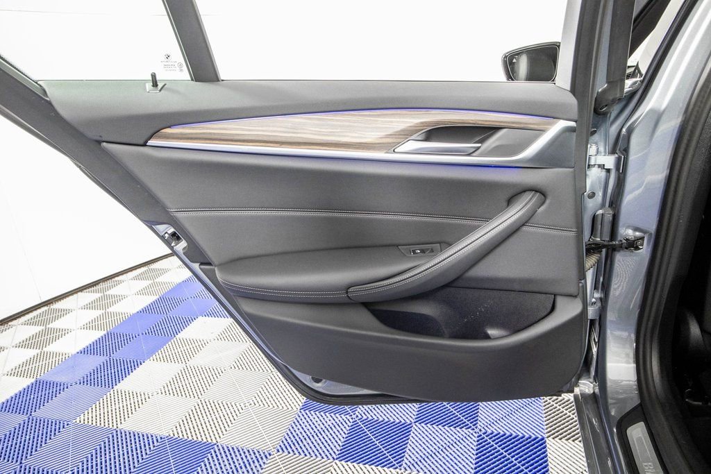Used 2023 BMW 540i w/ Convenience Package image 14