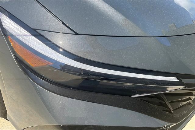 New 2025 Hyundai Elantra Limited image 31