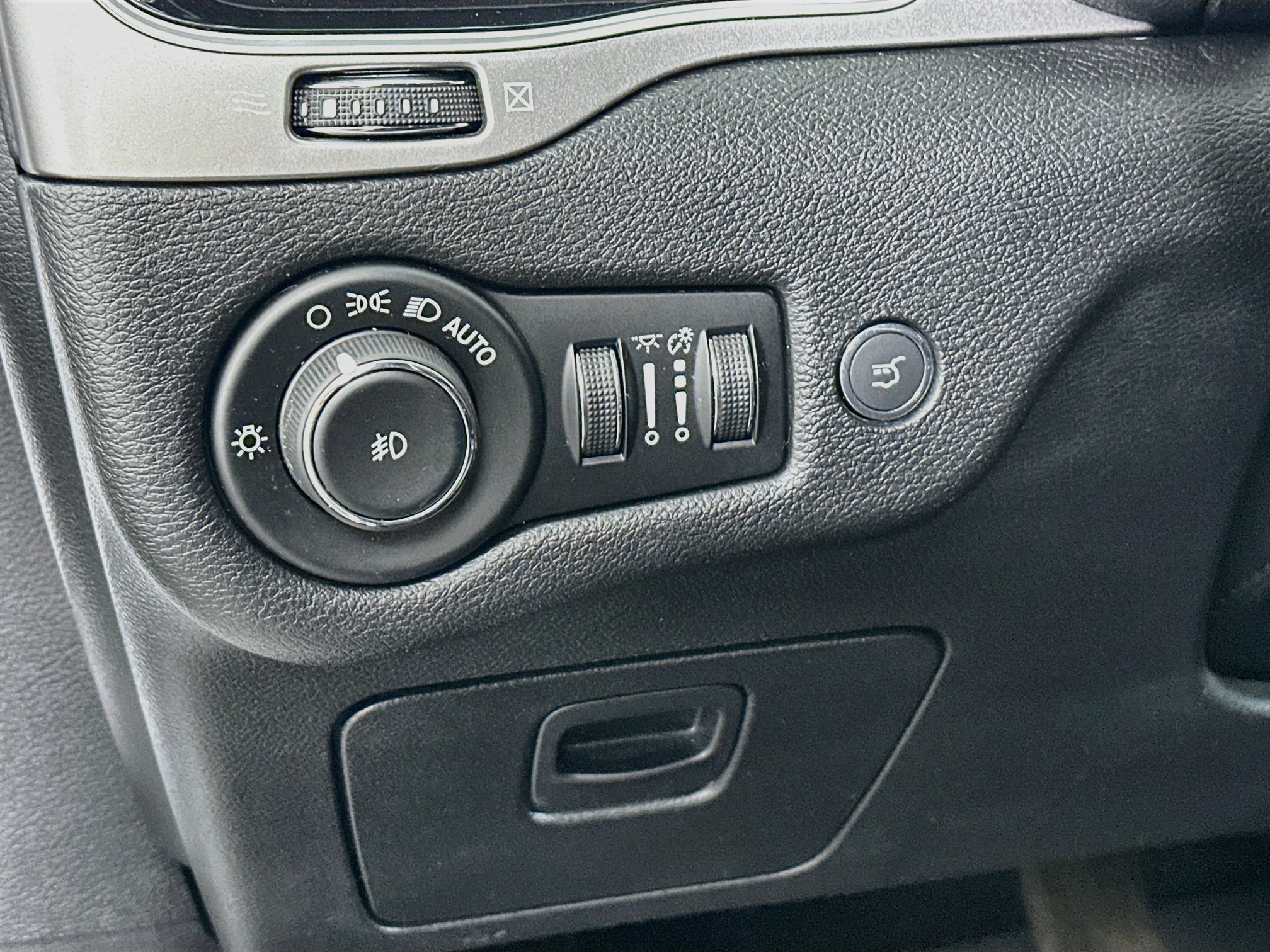 Used 2020 Jeep Cherokee High Altitude AWD/4WD image 17
