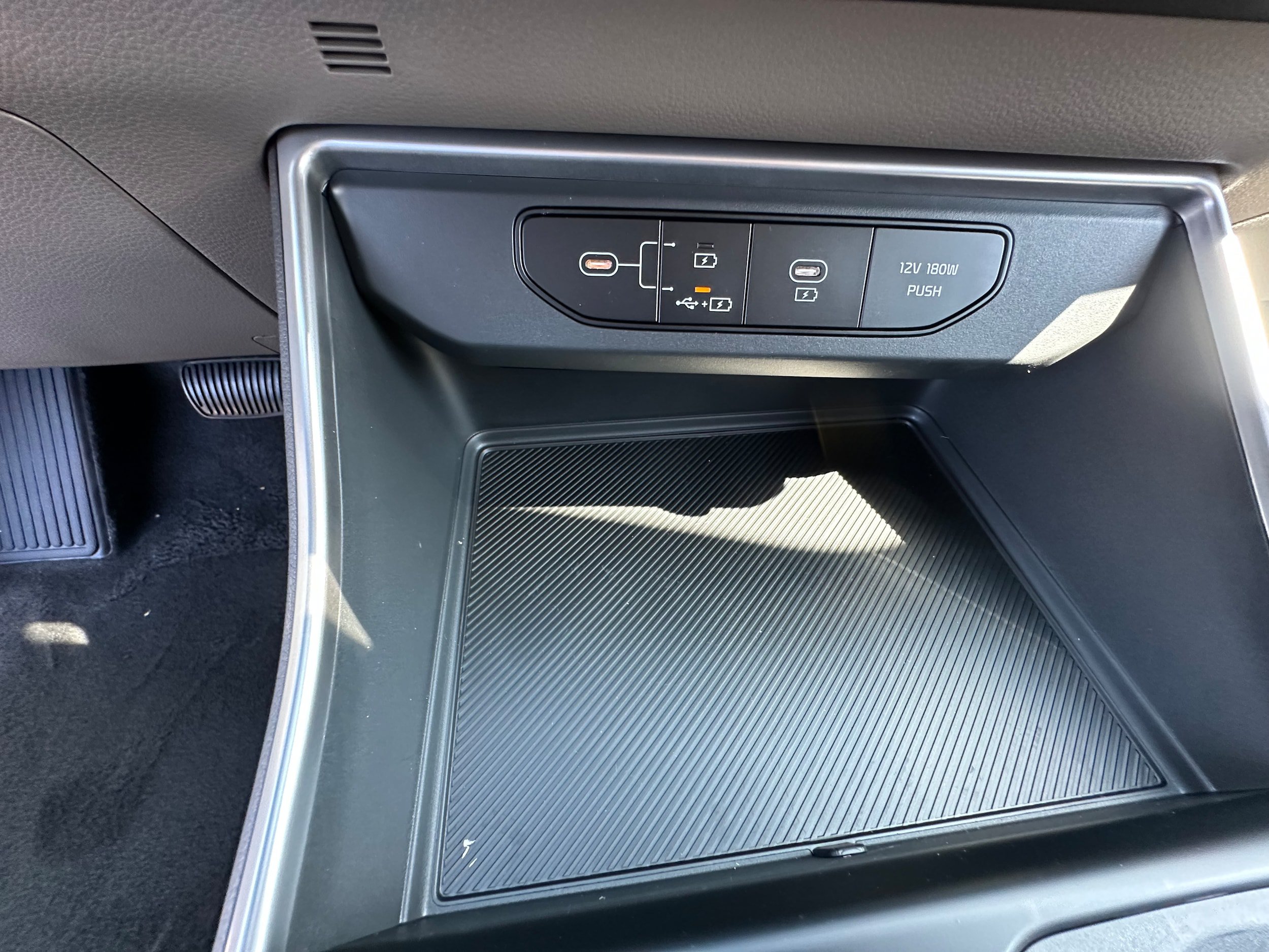 New 2027 Kia Carnival FWD image 32