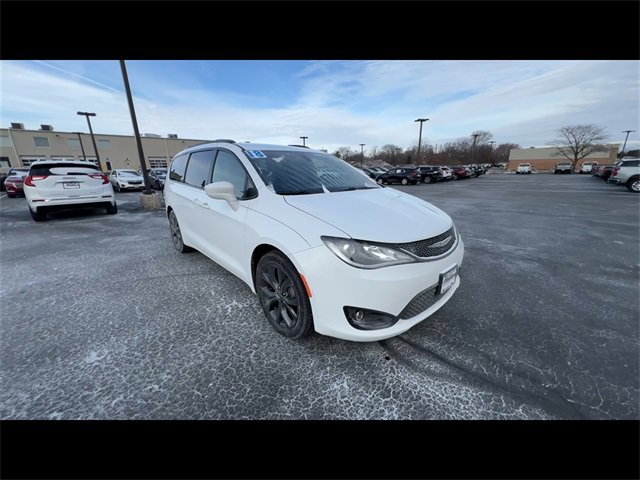 Used 2018 Chrysler Pacifica Touring-L w/ Premium Audio Group video 2