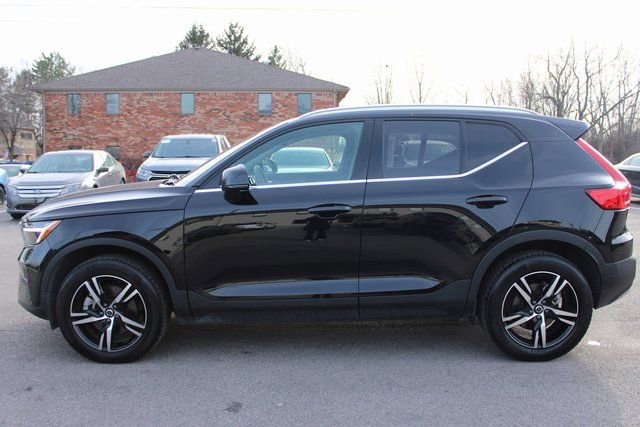Used 2025 Volvo XC40 B5 Core image 5