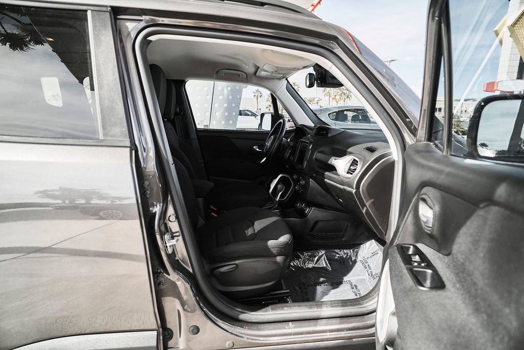 Used 2020 Jeep Renegade Latitude w/ UConnect 8.4 Nav Group AWD/4WD image 13