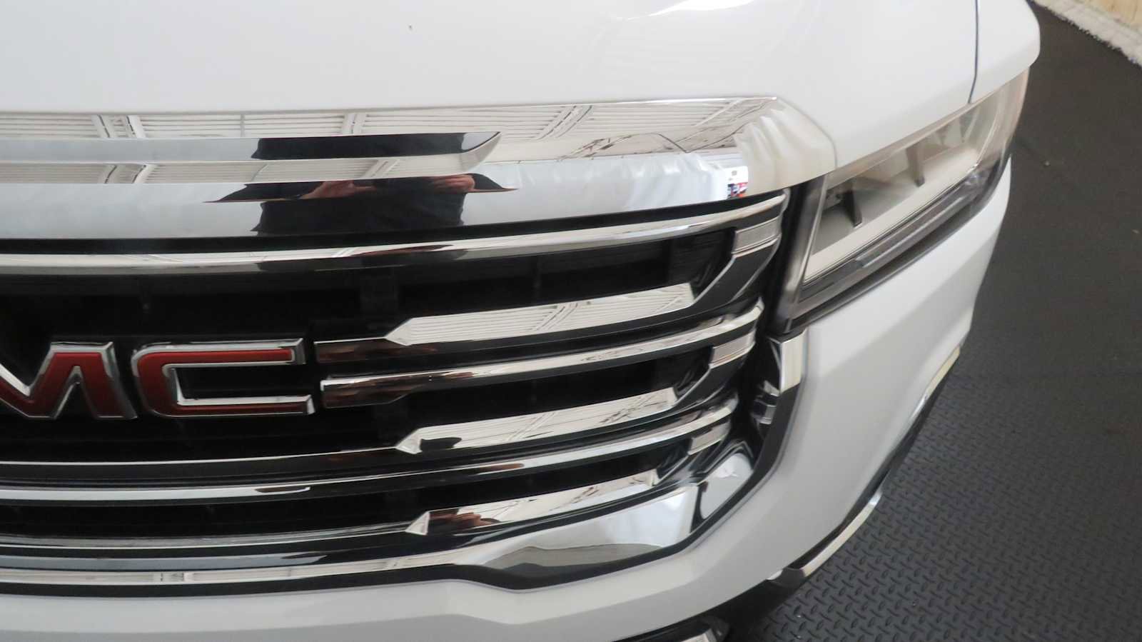 Used 2023 GMC Acadia SLE w/ Driver Convenience Package image 5