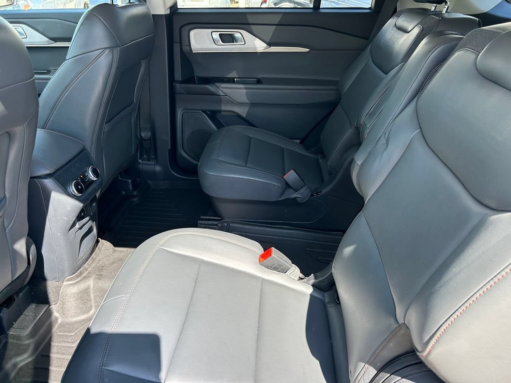 Used 2025 Ford Explorer Active w/ Active Comfort Package RWD image 16