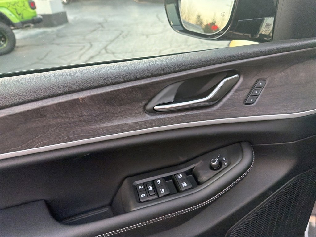 New 2025 Jeep Grand Cherokee L Limited image 26