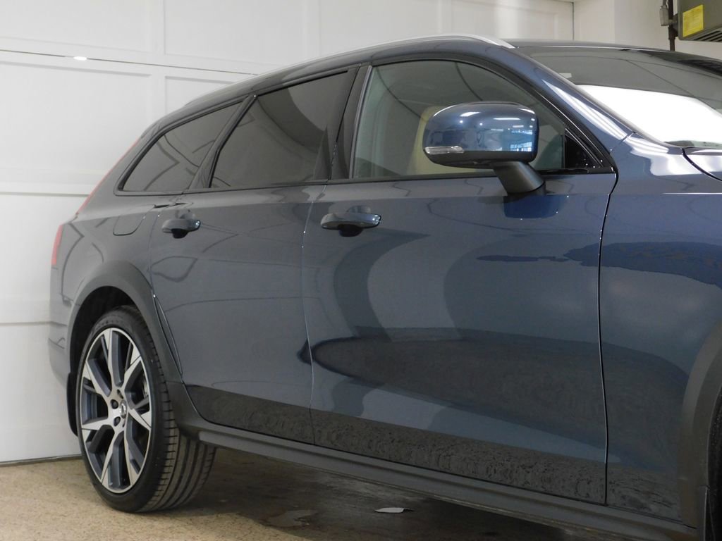 Used 2026 Volvo V90 B6 Cross Country Ultra image 10