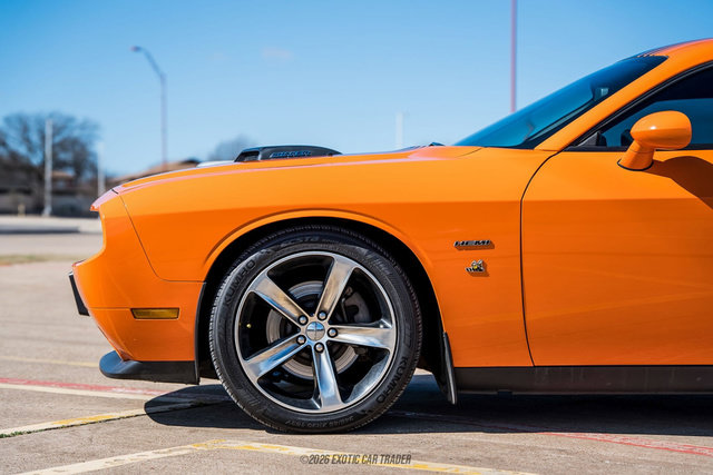 Used 2014 Dodge Challenger R/T RWD image 4