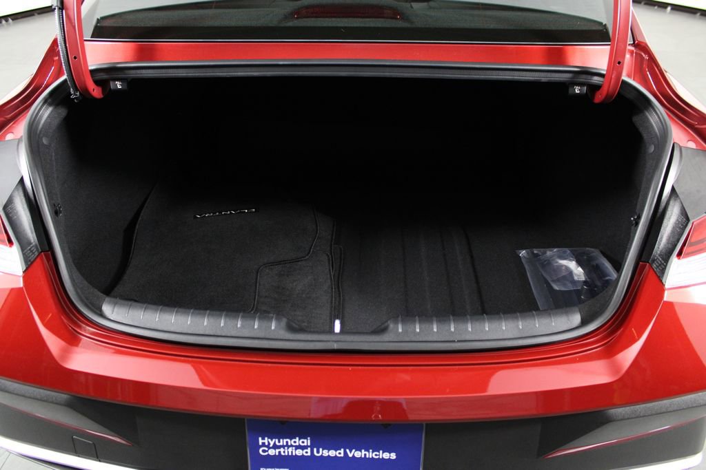 Certified 2025 Hyundai Elantra SEL image 18