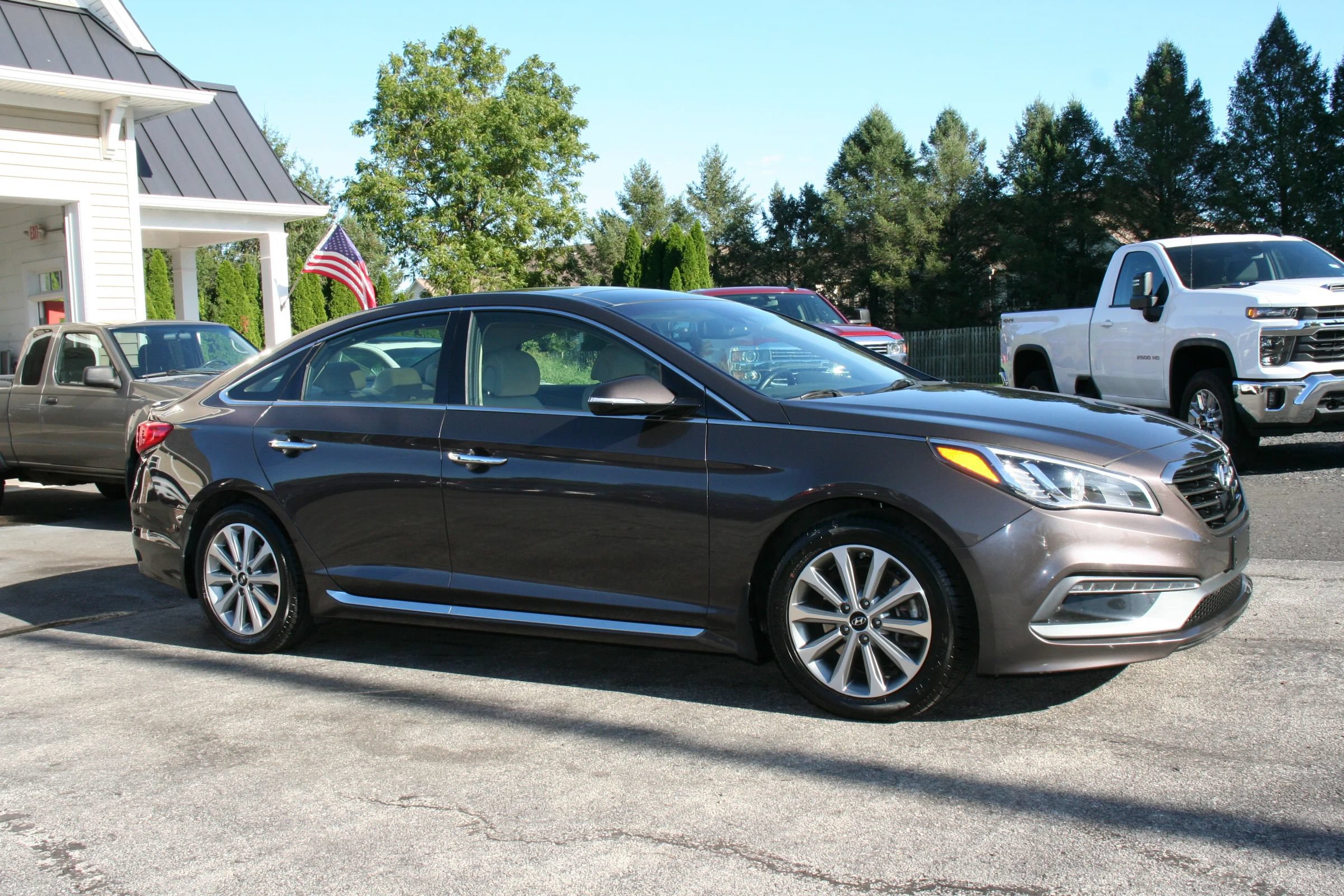 Used 2016 Hyundai Sonata Limited w/ Option Group 05 FWD image 2
