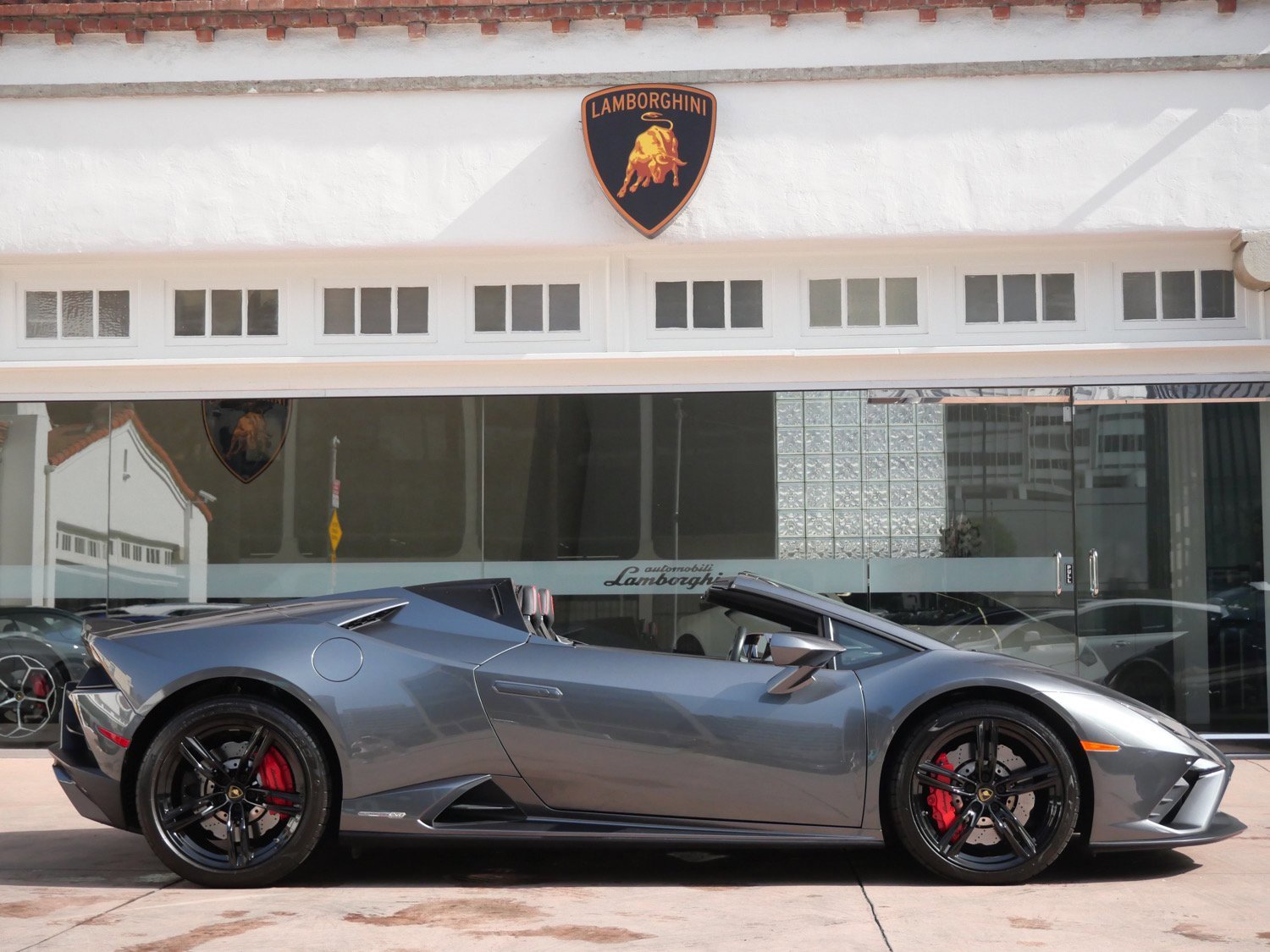 Used 2021 Lamborghini Huracan EVO image 2