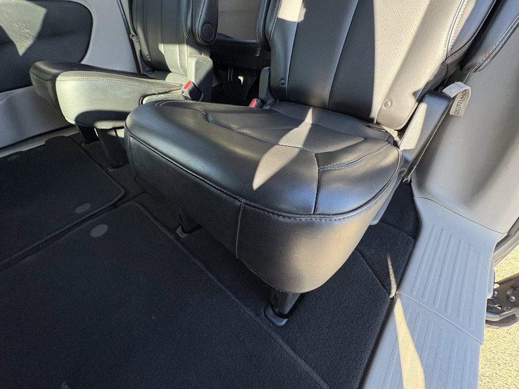 Used 2024 Chrysler Pacifica Touring-L image 19