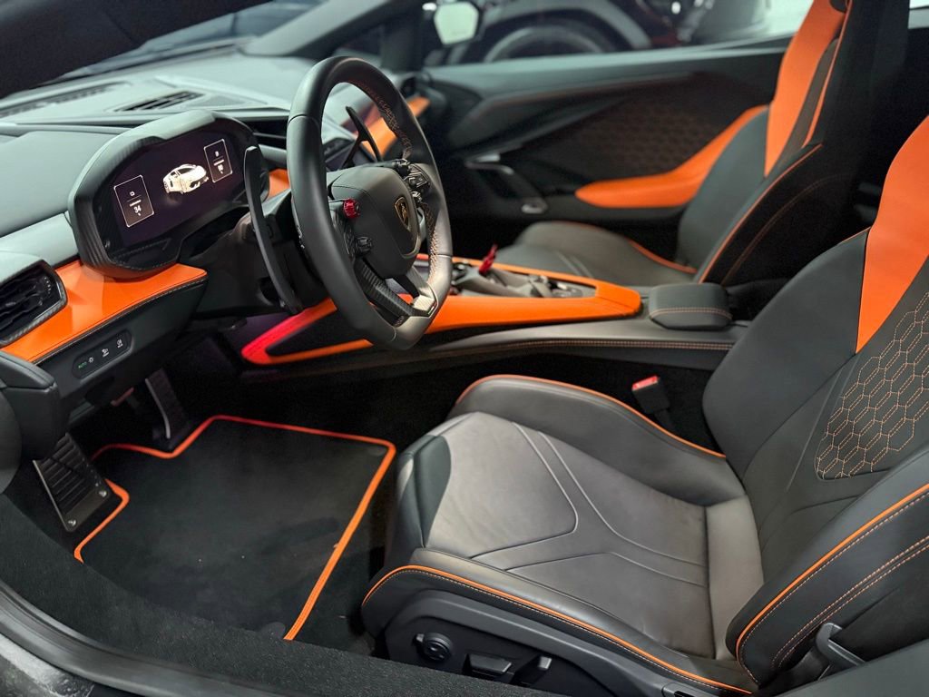 Used 2025 Lamborghini Revuelto image 16