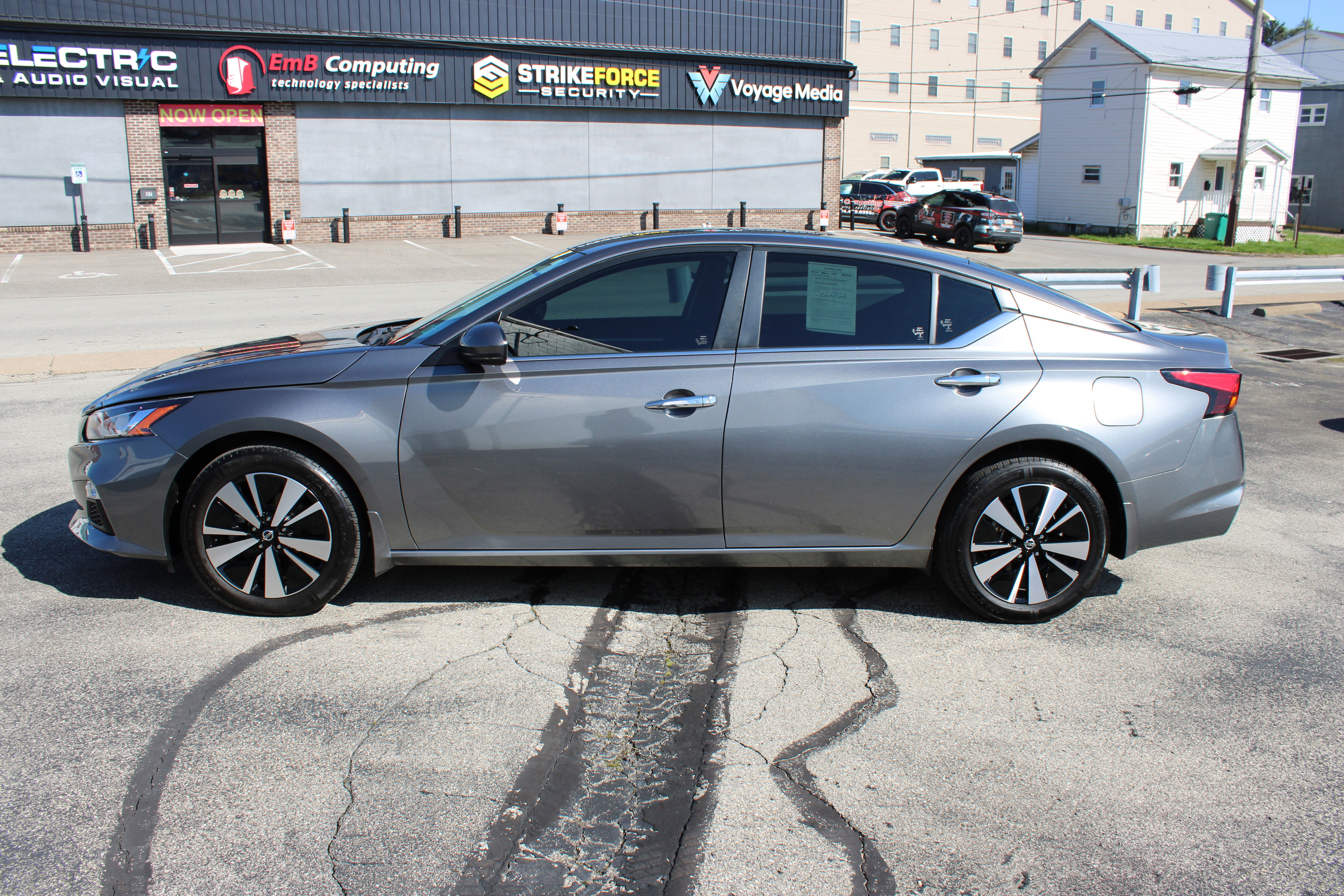 Used 2022 Nissan Altima 2.5 SV w/ SV Premium Package image 2