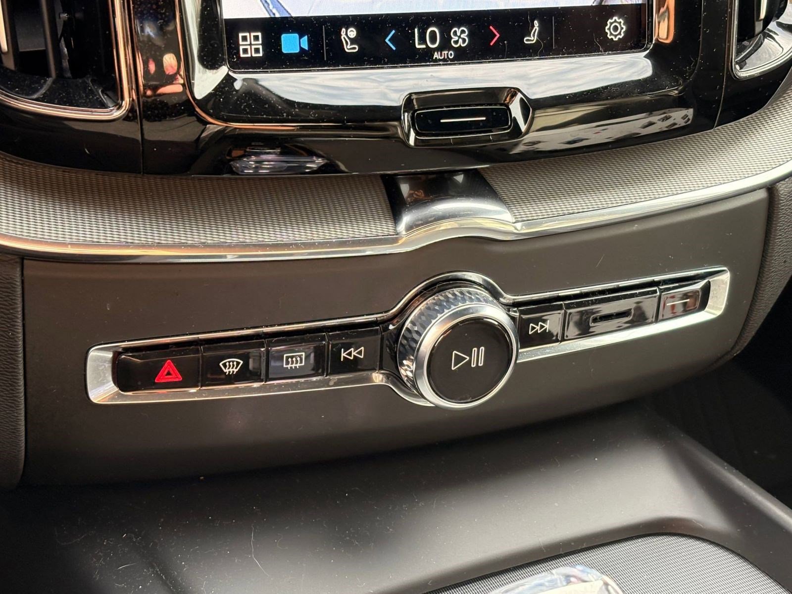 Certified 2024 Volvo XC60 T8 Ultimate w/ Protection Package Premier image 18