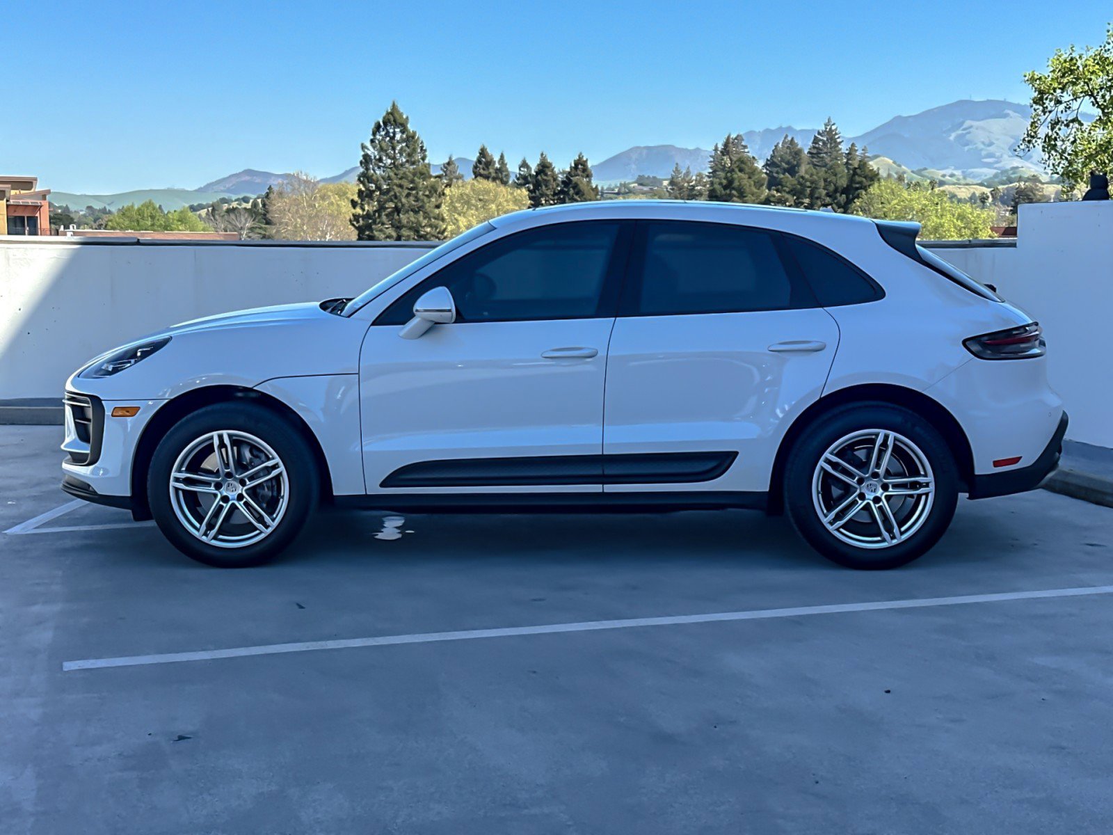 Certified 2023 Porsche Macan image 2