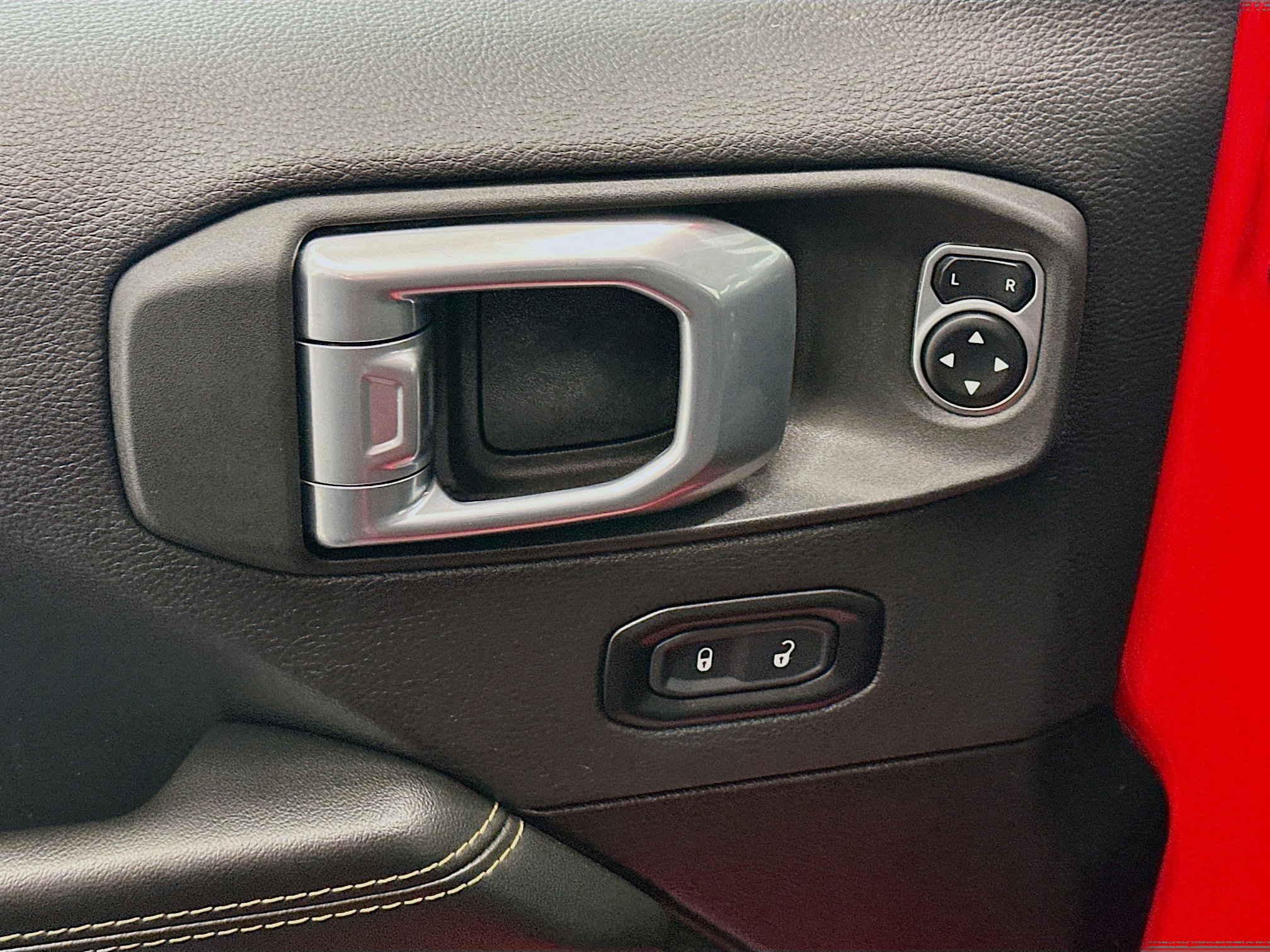 Used 2025 Jeep Wrangler Sahara image 15