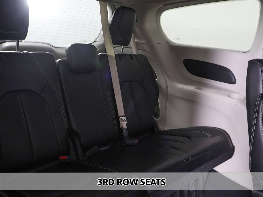 Used 2023 Chrysler Pacifica Touring-L FWD image 7