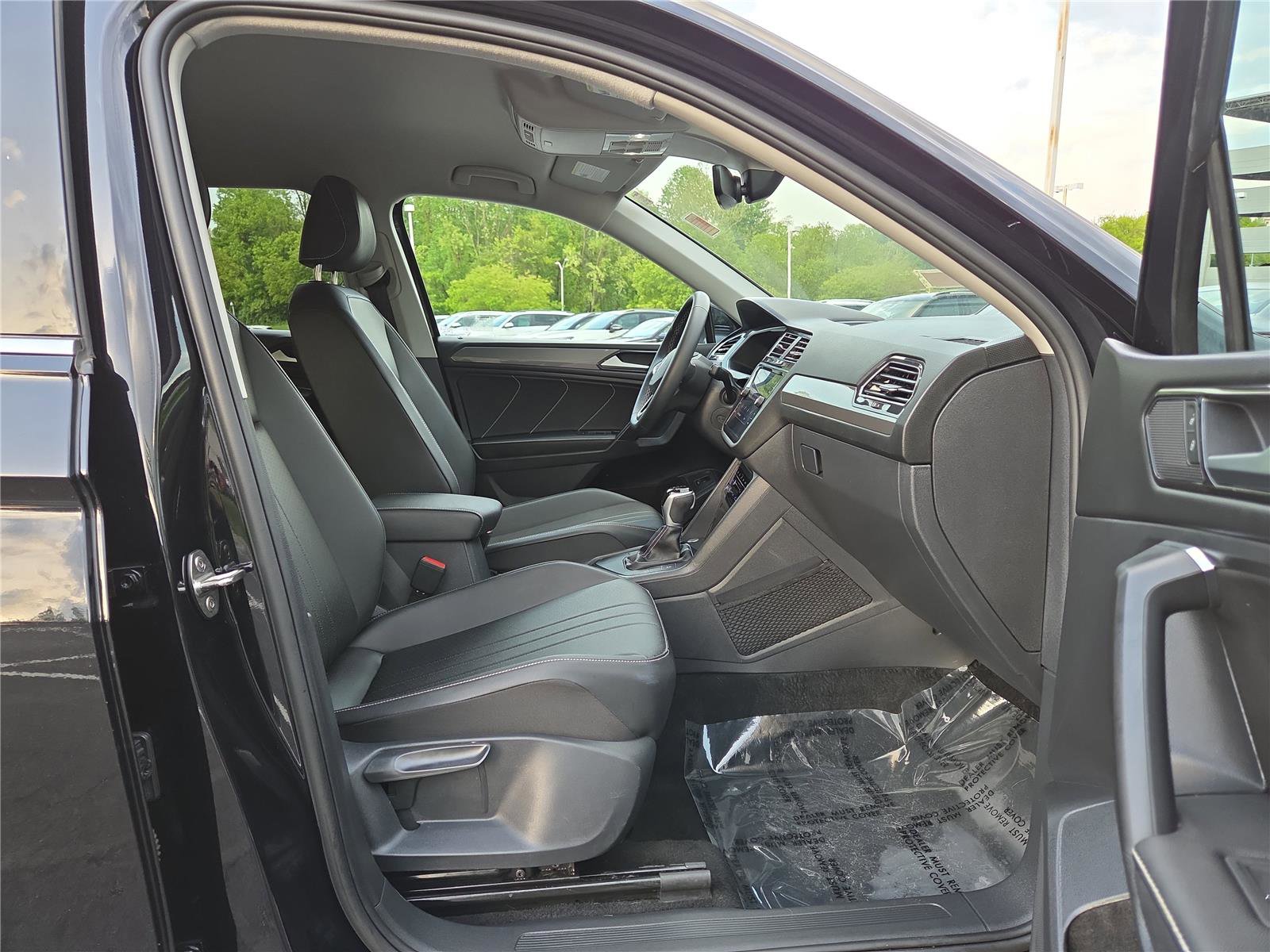 Certified 2023 Volkswagen Tiguan SE FWD image 25