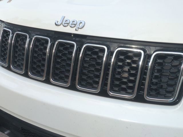 Used 2017 Jeep Grand Cherokee Laredo image 24
