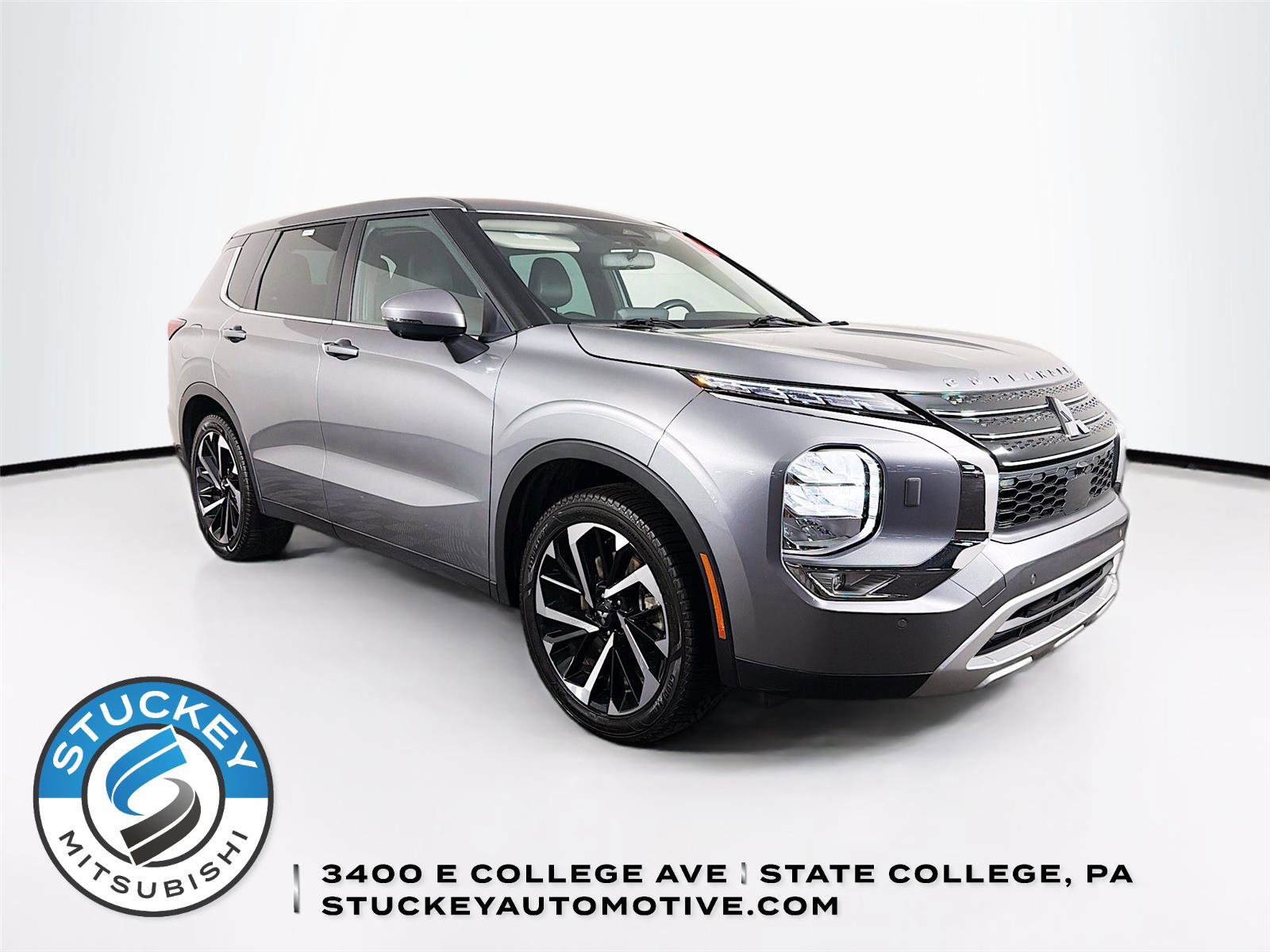 Used 2023 Mitsubishi Outlander SE image 1