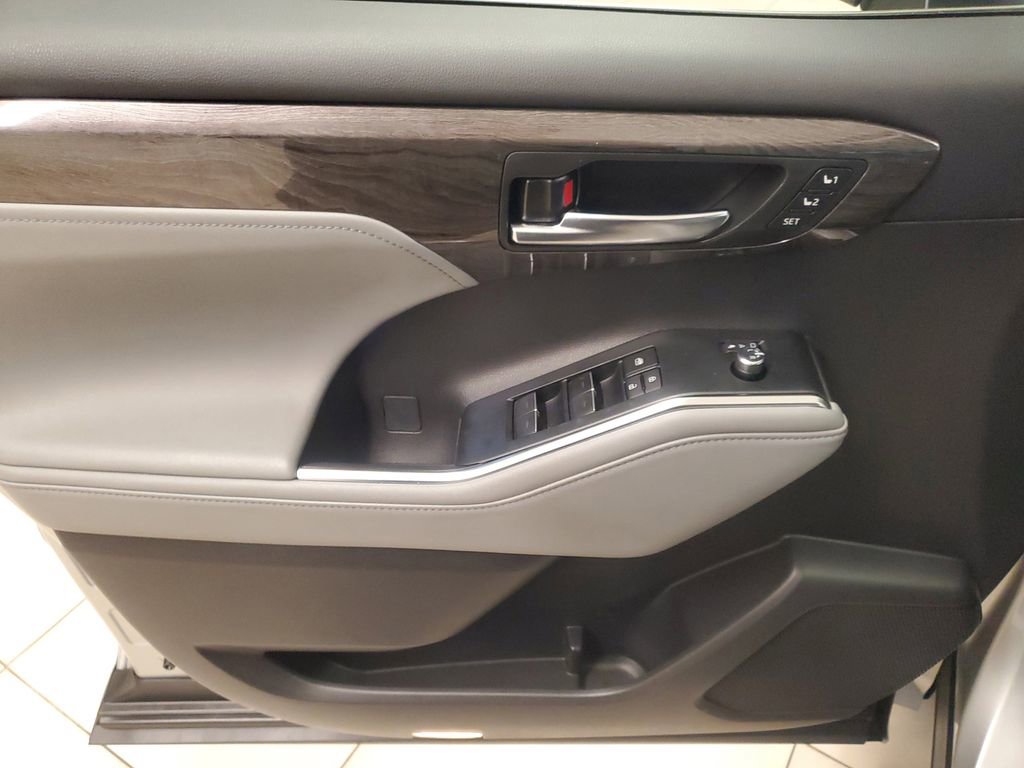 Used 2024 Toyota Highlander Limited image 20