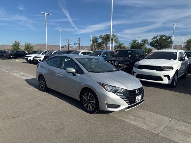 Used 2023 Nissan Versa SV image 2