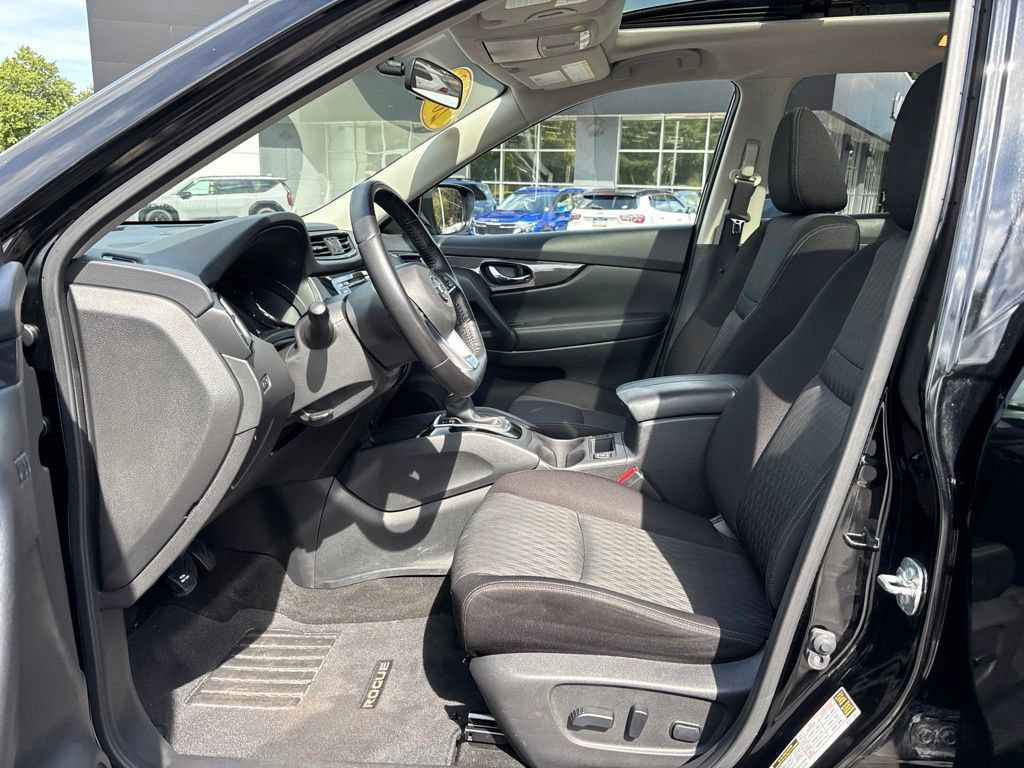 Used 2018 Nissan Rogue SV w/ Sun & Sound Touring Package AWD/4WD image 16