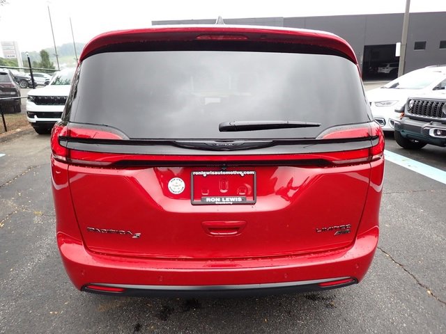 New 2026 Chrysler Pacifica Limited image 3