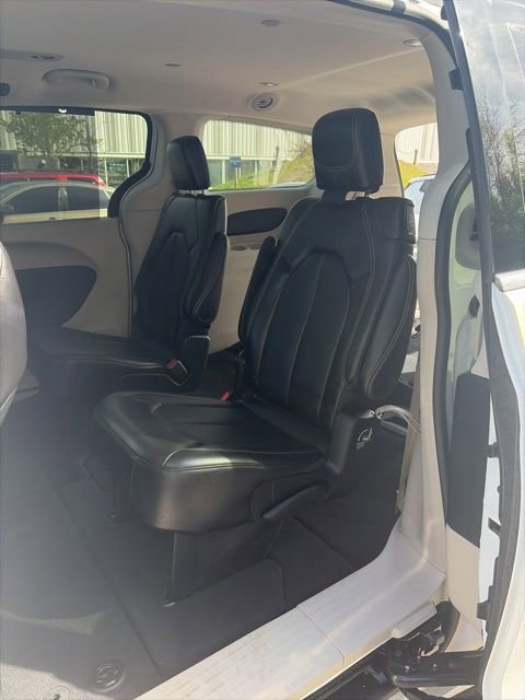 Used 2024 Chrysler Pacifica Touring-L image 27