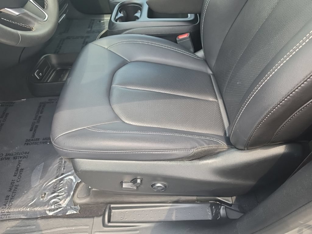 Used 2025 Chrysler Pacifica Select FWD image 16