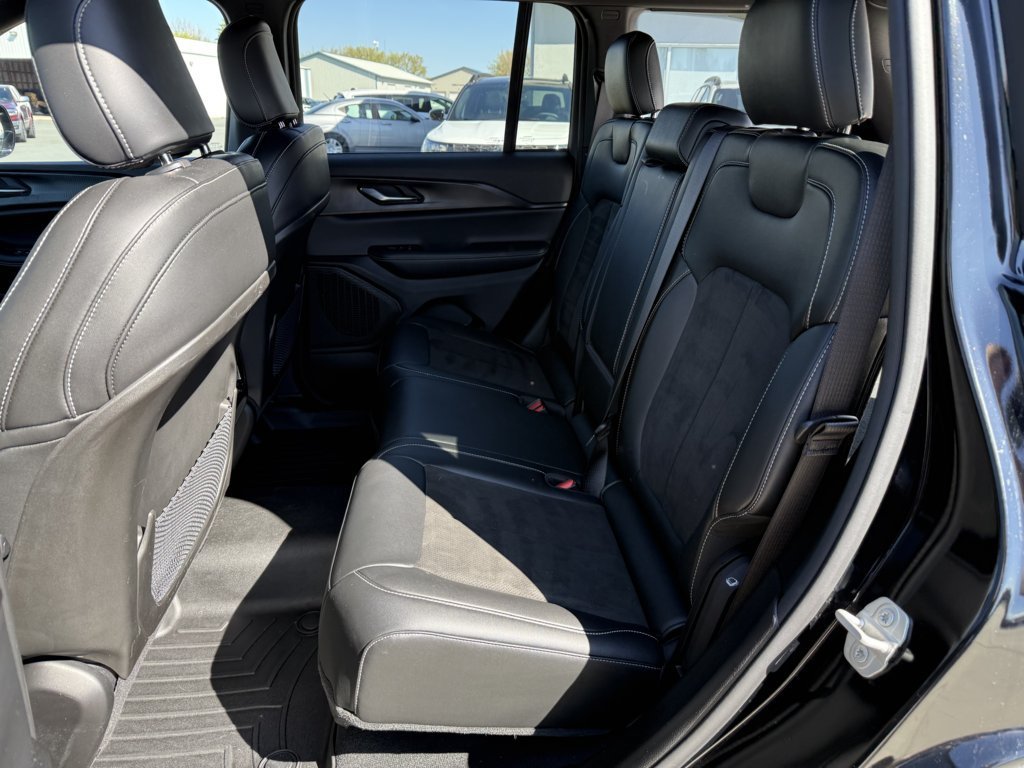 Used 2023 Jeep Grand Cherokee Altitude AWD/4WD image 13