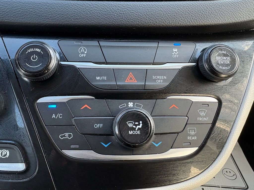 Used 2021 Chrysler Voyager Lxi FWD image 29