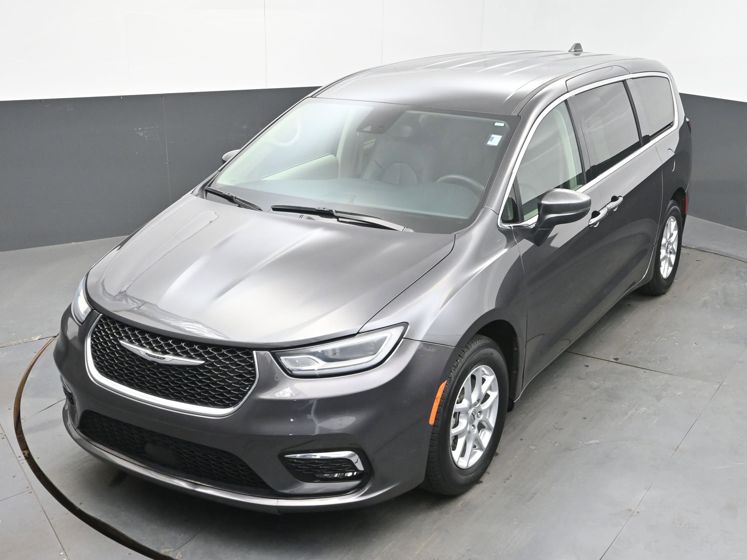 Used 2023 Chrysler Pacifica Touring-L image 34