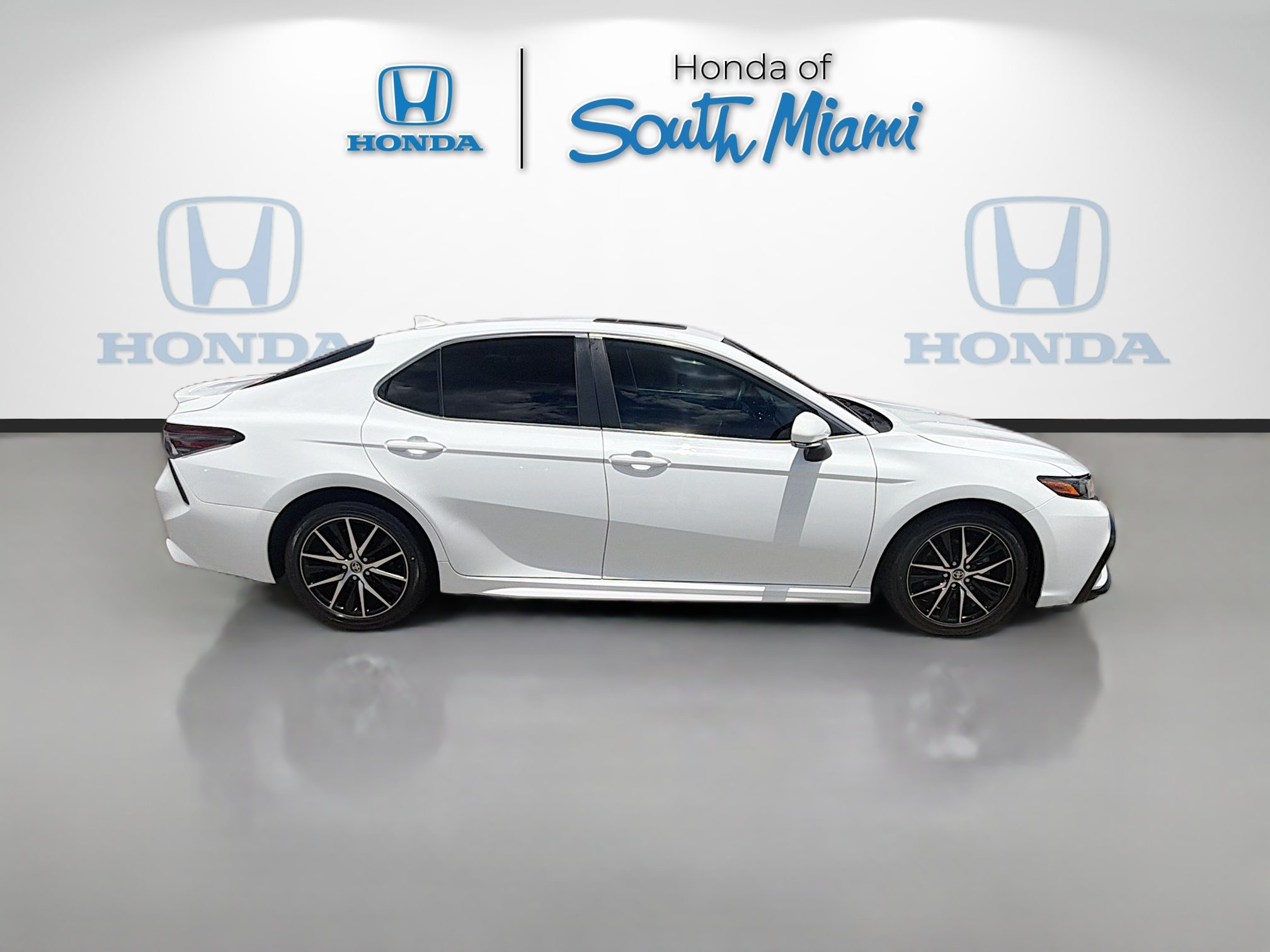 Used 2022 Toyota Camry SE w/ Convenience Package FWD image 8