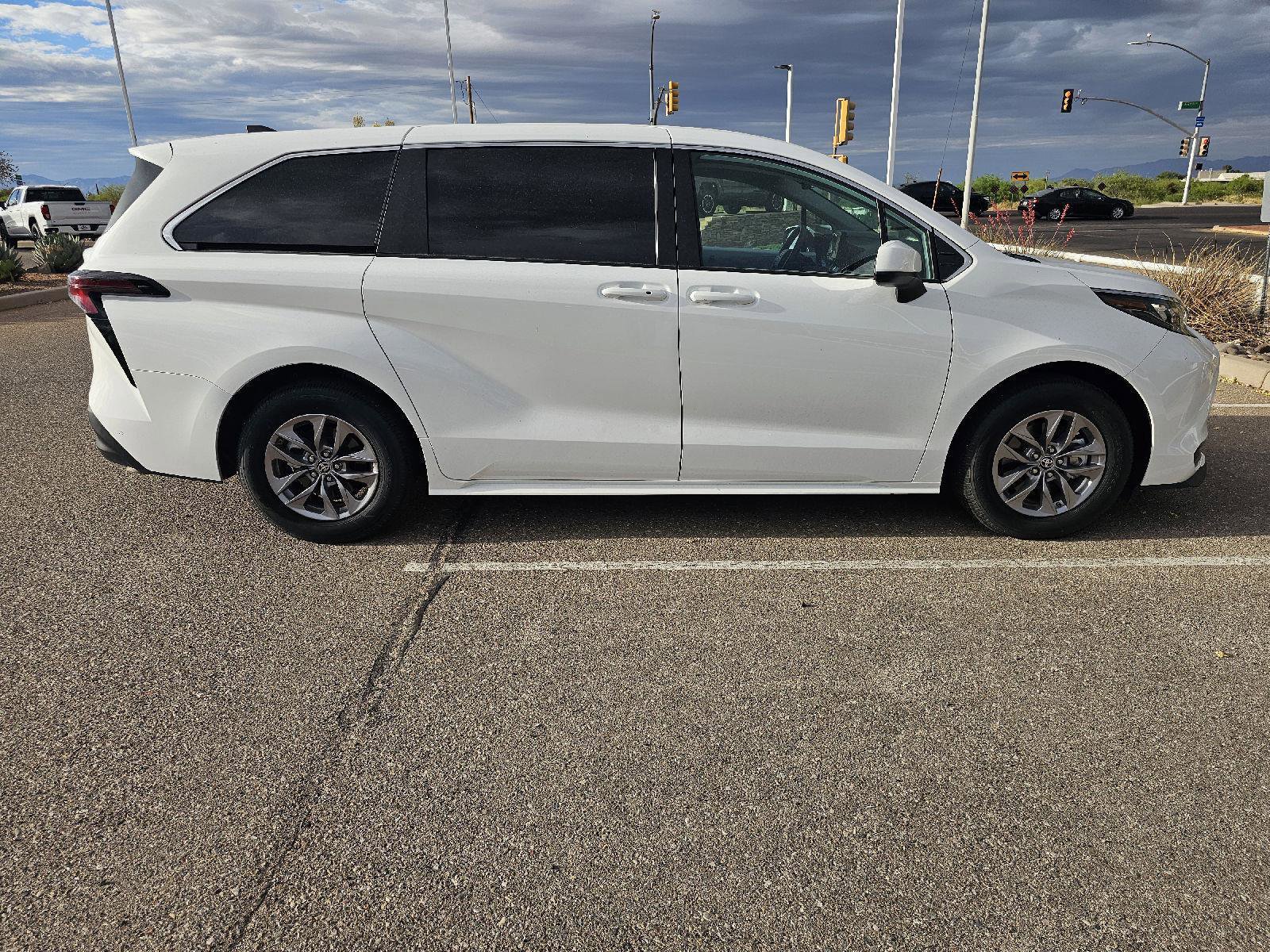 Used 2025 Toyota Sienna LE image 7