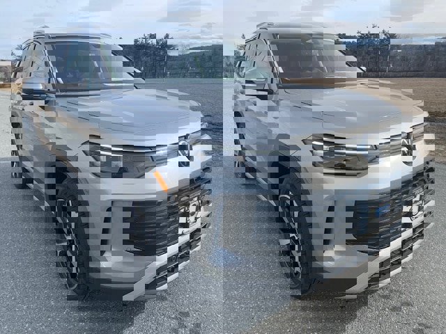 New 2025 Volkswagen Tiguan SE image 3